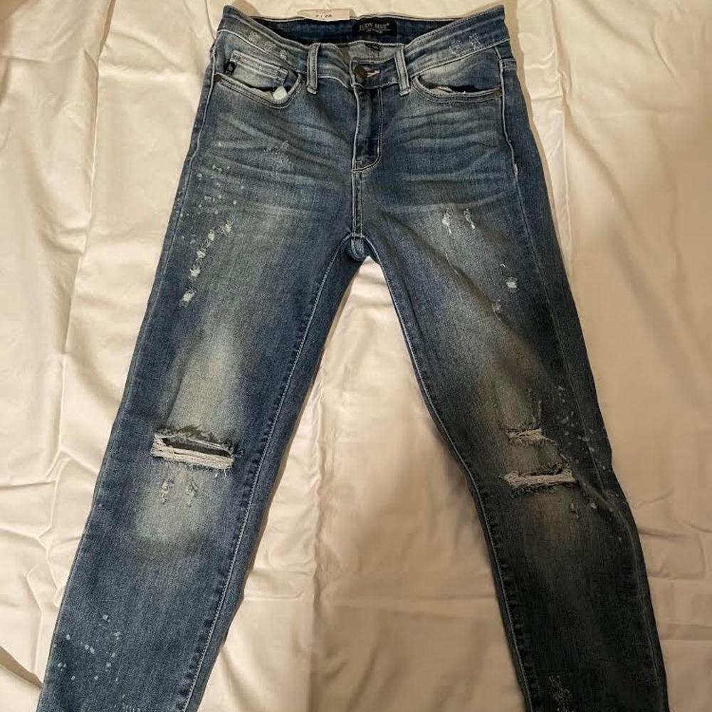 Super cute ripped jeans